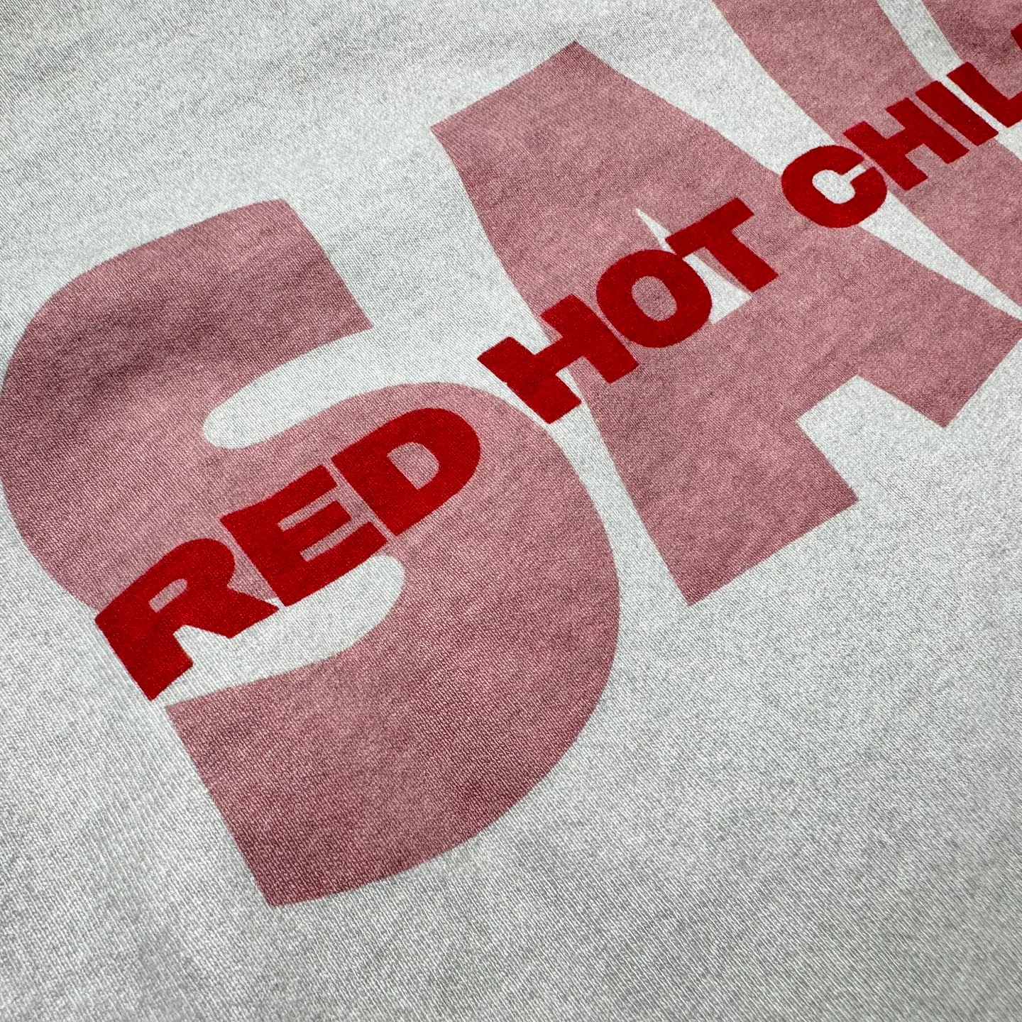 P158 # CTS-98 Saint 26SS RHCP Red Hot Chili Peppers co-branded long sleeves. Original washed 260g pure cotton fabric. Retro single-stitch heaven and earth stitch technology. Heavy Assut fermentation mill washing water. Invincible hand feel and texture. Size: S M L The most common and complex single-needle sewing process (commonly known as single-thread heaven and earth stitch) among vintage vintage brands such as Michael. White ink direct-injection printing is clear and delicate. Heavy distressed washing process. Special cement gray effect that can only be achieved by multiple washings. Absolutely invincible texture and feel. Perfectly achieves the natural retro high-end sense of vintage. Distinguishes the hard and uncomfortable garbage washing effect.